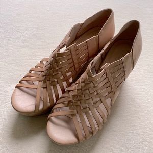 Chocolat Blu light tan wedges